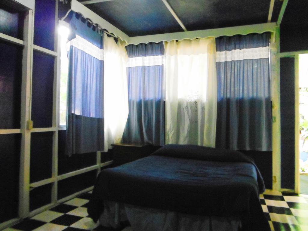 Hotel Y Restaurante Backpackers Rio Dulce Bilik gambar