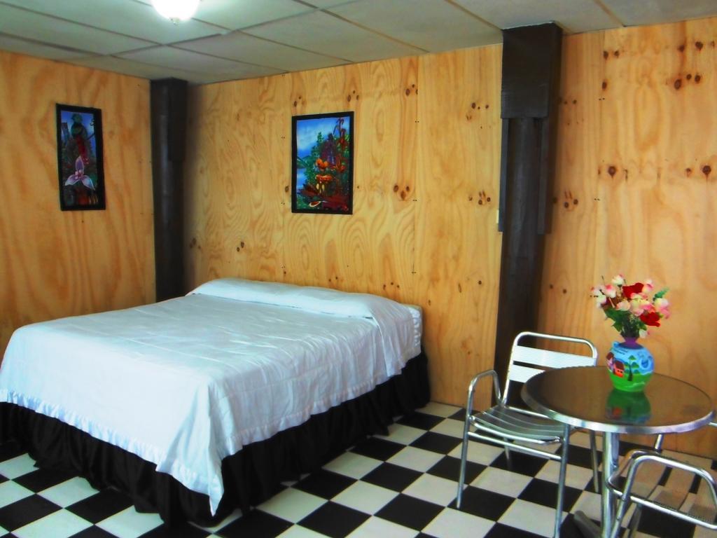 Hotel Y Restaurante Backpackers Rio Dulce Bilik gambar